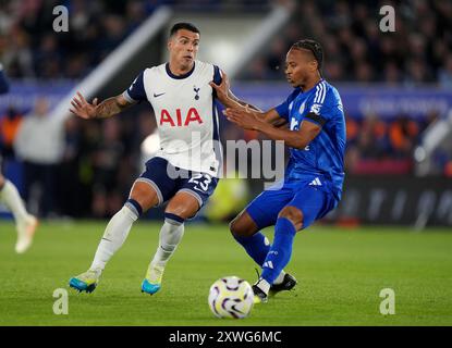 Bobby Decordova-Reid von Leicester City (rechts) stellt Tottenham Hotspurs Pedro Porro (links) während des Premier League-Spiels im King Power Stadium in Leicester heraus. Bilddatum: Montag, 19. August 2024. Stockfoto