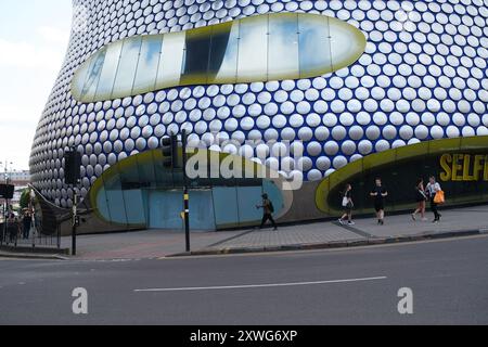 Blick auf den Bull Ring, ein Einkaufszentrum im Zentrum von Birmingham, entworfen von Benoy 2003 in Birmingham 19. August 2024 Großbritannien. Stockfoto