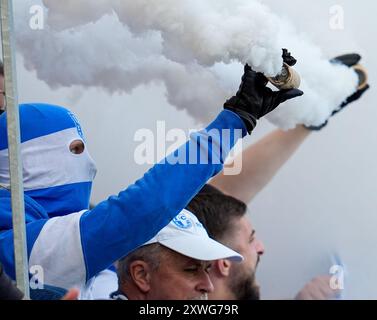 Offenbach, Hessen, Deutschland. August 2024. Besuch 1. Fans des FC Magdeburg während eines Erstrundenspiels bei Kickers Offenbach im DFB-Pokal am 19. August 2024 in Offenbach. Offenbach gewann mit 2:1. (Kreditbild: © Scott Coleman/ZUMA Press Wire) NUR REDAKTIONELLE VERWENDUNG! Nicht für kommerzielle ZWECKE! Stockfoto