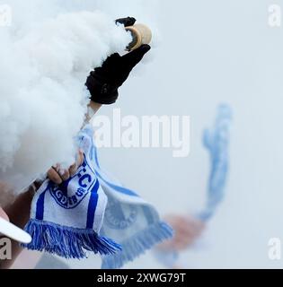 Offenbach, Hessen, Deutschland. August 2024. Besuch 1. Fans des FC Magdeburg während eines Erstrundenspiels bei Kickers Offenbach im DFB-Pokal am 19. August 2024 in Offenbach. Offenbach gewann mit 2:1. (Kreditbild: © Scott Coleman/ZUMA Press Wire) NUR REDAKTIONELLE VERWENDUNG! Nicht für kommerzielle ZWECKE! Stockfoto