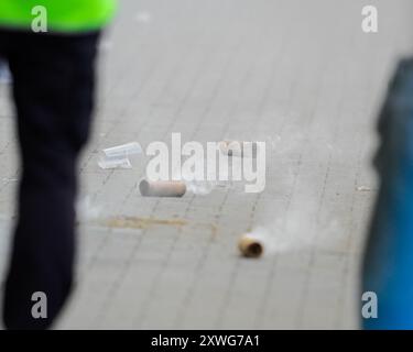 Offenbach, Hessen, Deutschland. August 2024. Rauchbomben liegen auf dem inneren Gehweg, nachdem sie bei Besuch 1 ausgelöst wurden. Fans des FC Magdeburg während eines Erstrundenspiels bei Kickers Offenbach im DFB-Pokal am 19. August 2024 in Offenbach. Offenbach gewann mit 2:1. (Kreditbild: © Scott Coleman/ZUMA Press Wire) NUR REDAKTIONELLE VERWENDUNG! Nicht für kommerzielle ZWECKE! Stockfoto