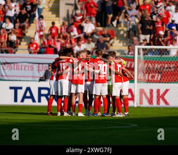 Offenbach, Hessen, Deutschland. August 2024. Kickers Offenbach trifft vor dem Start des Spiels der ersten Runde im DFB-Pokal gegen 1. FC Magdeburg am 19. August 2024 in Offenbach. Offenbach gewann mit 2:1. (Kreditbild: © Scott Coleman/ZUMA Press Wire) NUR REDAKTIONELLE VERWENDUNG! Nicht für kommerzielle ZWECKE! Stockfoto