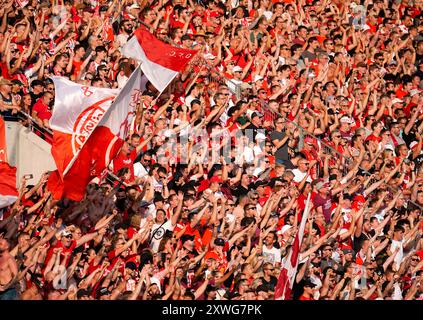 Offenbach, Hessen, Deutschland. August 2024. Kickers Offenbach-Fans in der ersten Runde gegen 1. FC Magdeburg im DFB-Pokal am 19. August 2024 in Offenbach. Offenbach gewann mit 2:1. (Kreditbild: © Scott Coleman/ZUMA Press Wire) NUR REDAKTIONELLE VERWENDUNG! Nicht für kommerzielle ZWECKE! Stockfoto