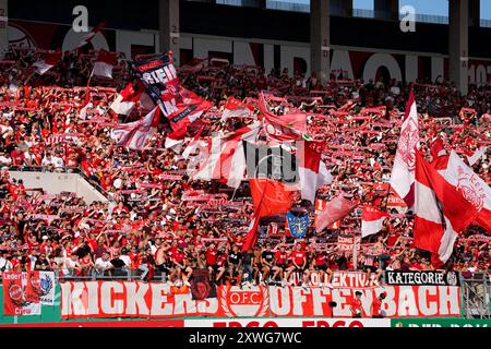 Offenbach, Hessen, Deutschland. August 2024. Kickers Offenbach-Fans in der ersten Runde gegen 1. FC Magdeburg im DFB-Pokal am 19. August 2024 in Offenbach. Offenbach gewann mit 2:1. (Kreditbild: © Scott Coleman/ZUMA Press Wire) NUR REDAKTIONELLE VERWENDUNG! Nicht für kommerzielle ZWECKE! Stockfoto