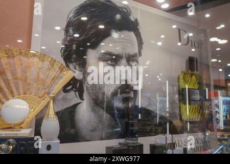 Viterbo, Italien. August 2024. Ein Bild des französischen Schauspielers Alain Delon mit dem Duft Eau Sauvage wird am Fenster des Parfümgeschäfts in Viterbo, Lazio, ausgestellt. Die französische Kinofigur Alain Delon starb am 18. August im Alter von 88 Jahren. Quelle: Amer Ghazzal/Alamy Live News Stockfoto