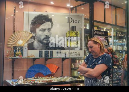 Viterbo, Italien. August 2024. Ein Bild des französischen Schauspielers Alain Delon mit dem Duft Eau Sauvage wird am Fenster des Parfümgeschäfts in Viterbo, Lazio, ausgestellt. Die französische Kinofigur Alain Delon starb am 18. August im Alter von 88 Jahren. Quelle: Amer Ghazzal/Alamy Live News Stockfoto