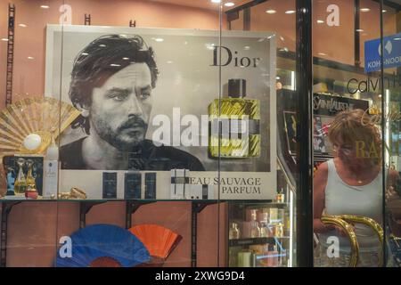 Viterbo, Italien. August 2024. Ein Bild des französischen Schauspielers Alain Delon mit dem Duft Eau Sauvage wird am Fenster des Parfümgeschäfts in Viterbo, Lazio, ausgestellt. Die französische Kinofigur Alain Delon starb am 18. August im Alter von 88 Jahren. Quelle: Amer Ghazzal/Alamy Live News Stockfoto