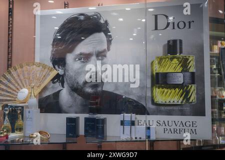 Viterbo, Italien. August 2024. Ein Bild des französischen Schauspielers Alain Delon mit dem Duft Eau Sauvage wird am Fenster des Parfümgeschäfts in Viterbo, Lazio, ausgestellt. Die französische Kinofigur Alain Delon starb am 18. August im Alter von 88 Jahren. Quelle: Amer Ghazzal/Alamy Live News Stockfoto