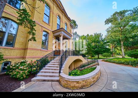 Historisches Universitätsgebäude mit großer Treppe und Garten von Low Angle Stockfoto