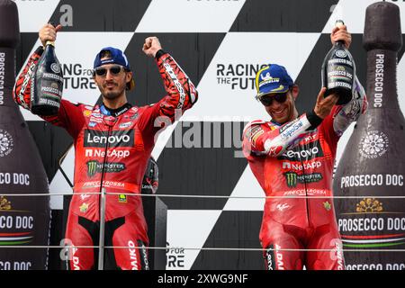 Francesco BAGNAIA (ITA) - das Ducati Lenovo Team und seine Teamkollegin Enea BASTIANINI (ITA) - das Ducati Lenovo Team feiern sich für den Sieg und den Sieg Stockfoto