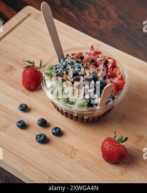 Frische Acai Schüssel mit Erdbeeren, Kiwi, Heidelbeeren und Schokolade Stockfoto