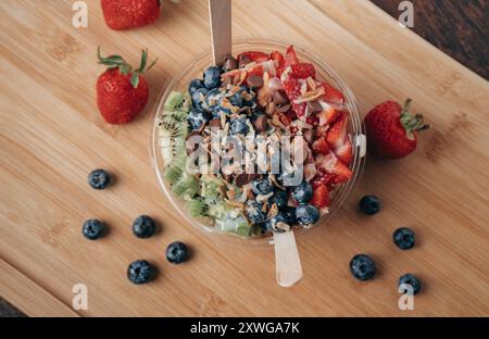 Frische Acai Schüssel mit Erdbeeren, Kiwi, Heidelbeeren und Schokolade Stockfoto