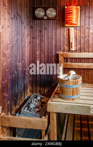 Sauna Spa. Sitzplatz im Saunabereich. Sauna mit Steinheizung für gute Gesundheit. Stockfoto