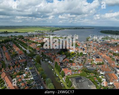 monnickendam, Nordholland, Niederlande. Drohnenansicht aus der Luft. Stockfoto