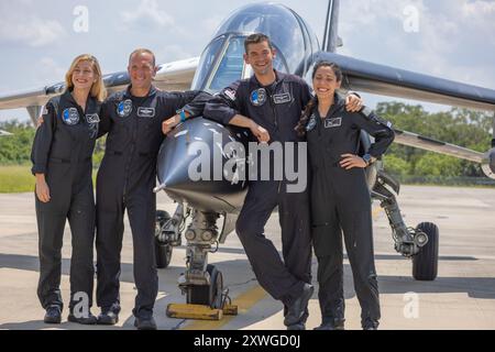 Kennedy Space Center, USA. August 2024. Jet-Überflug und Briefing mit SpaceX Polaris Dawn Crew Jared Isaacman, Scott Poteet, Anna Menon, Sarah Gillis mit Details zum neuen EVA-Raumanzug, Training, für diese komplexe Mission in einer Woche vom Kennedy Space Center Brevard County Florida USA. (Foto: Scott Schilke/SIPA USA) Credit: SIPA USA/Alamy Live News Stockfoto