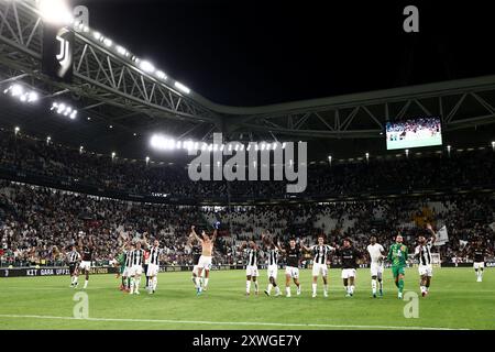 Turin, Italien. August 2024. Die Juventus-Spieler feiern den Sieg 3-0 vor den Fans nach dem letzten Pfiff des Spiels der Serie A im Allianz-Stadion in Turin. Der Bildnachweis sollte lauten: Jonathan Moscrop/Sportimage Credit: Sportimage Ltd/Alamy Live News Stockfoto