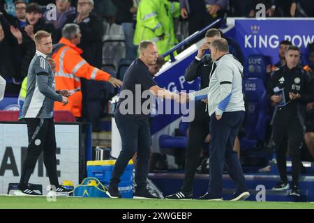 Leicester, Großbritannien. August 2024. Die beiden Manager Steve Cooper Manager von Leicester City (links) und Ange Postecoglou Manager von Tottenham Hotspur (rechts) schütteln während des Premier League-Spiels Leicester City gegen Tottenham Hotspur im King Power Stadium, Leicester, Vereinigtes Königreich, 19. August 2024 (Foto: Mark Cosgrove/News Images) in Leicester, Vereinigtes Königreich am 19.8. 2024. (Foto: Mark Cosgrove/News Images/SIPA USA) Credit: SIPA USA/Alamy Live News Stockfoto