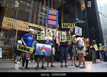 New York, USA. August 2024. Während der Wahlkampf des ehemaligen Präsidenten Donald Trump heute nach Zentral-Pennsylvania zurückkehrt, versammeln sich Anti-Trump-Demonstranten am Montag, den 19. August 2024 in New York vor dem Trump-Turm an der Fifth Avenue in Manhattan. Die Demokratische Nationalkonvention 2024 beginnt am Montag in Chicago mit einem Vortrag von Präsident Joe Biden in der Eröffnungsnacht der Versammlung. Andere demokratische Schwergewichte wie Barack Obama und Bill und Hillary Clinton werden ebenfalls auf dem Kongress sprechen. Foto/ Louis Lanzano /SIPA USA Credit: SIPA USA/Alamy Live News Stockfoto