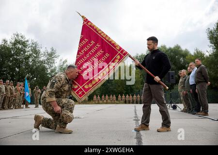 Kiew, Ukraine. August 2024. Der ukrainische Präsident Wolodymyr Zelenskyj überreichte während eines Tages der Luftwaffe am 4. August 2024 an einem unbekannten Ort in der Ukraine militärische Auszeichnungen. Während der Veranstaltung stellte Zelenskyy die erste Gruppe von Lockheed Martin F-16-Kampfflugzeugen der Falcon vor. Kredit: Ukrainischer Ratsvorsitz/Pressestelle Des Ukrainischen Präsidenten/Alamy Live News Stockfoto