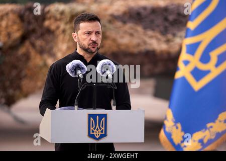 Kiew, Ukraine. August 2024. Der ukrainische Präsident Wolodymyr Zelenskyj hält während einer Feier des Luftwaffentages am 4. August 2024 an einem unbekannten Ort in der Ukraine eine Rede. Während der Veranstaltung stellte Zelenskyy die erste Gruppe von Lockheed Martin F-16-Kampfflugzeugen der Falcon vor. Kredit: Ukrainischer Ratsvorsitz/Pressestelle Des Ukrainischen Präsidenten/Alamy Live News Stockfoto