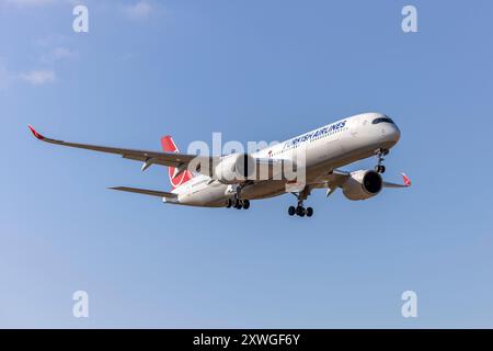 Turkish Airlines Airbus A350-941 (Reg.: TC-LGU) ersetzt den kleineren A320-321 oder B737. Stockfoto