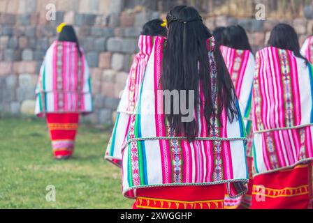 Peruanische Tänzer in traditioneller Kleidung im historischen Zentrum von Cusco. Stockfoto