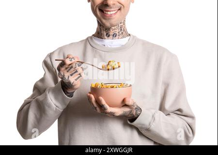 Mann hält Schüssel mit Müsliringen und Löffel auf weißem Hintergrund Stockfoto