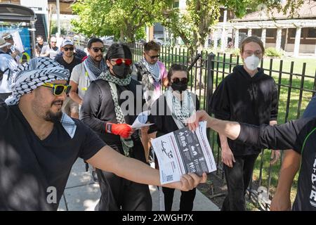 Verteilen Sie an palästinensische Demonstranten im Union Park, Chicago. August 2024. Stockfoto