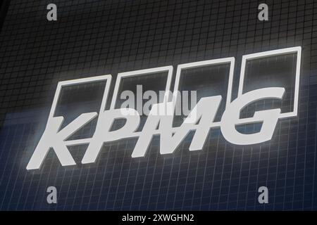 Posen, Polen. 13. August 2024: KPMG-Logo auf der Glasfassade Stockfoto