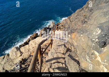 Stufen am steilen Hang an der Küste in der Nähe von Ajuy, Kanarischen Inseln, Fuerteventura, Ajuy Stockfoto