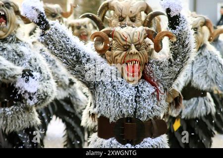 Gruselige Masken beim schwäbisch-alemannischen Karnevalsumzug, Deutschland, Baden-Württemberg, Schwaben Stockfoto