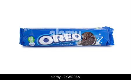 CHISINAU, MOLDAWIEN - 20. August 2024: OREO Original Chocolate Sandwich Cookie isoliert auf weißem Hintergrund. Mit Beschneidungspfad Stockfoto