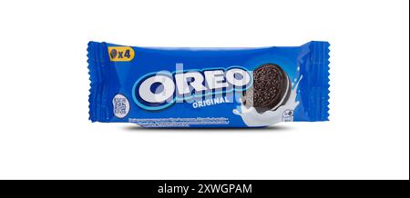 CHISINAU, MOLDAWIEN - 20. August 2024: OREO Original Chocolate Sandwich Cookie isoliert auf weißem Hintergrund. Mit Beschneidungspfad Stockfoto