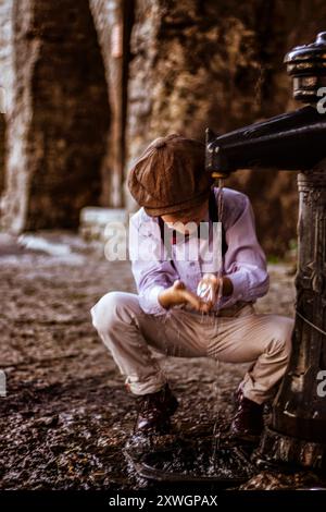 Outdoor-Retro-Fotografie eines Jungen in der Altstadt Stockfoto