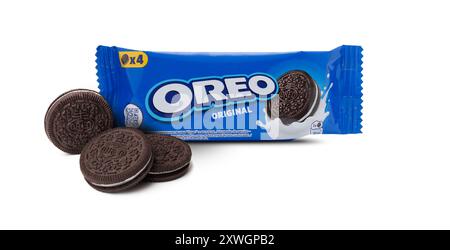 CHISINAU, MOLDAWIEN - 20. August 2024: OREO Original Chocolate Sandwich Cookie isoliert auf weißem Hintergrund. Mit Beschneidungspfad Stockfoto