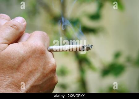 Ein Joint zum Entspannen rauchen Stockfoto