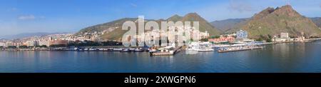 Blick auf den Hafen von Santa Cruz vom Meer, Panoramaformat, Kanarische Inseln, Teneriffa, Santa Cruz Stockfoto