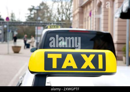 Taxischild auf dem Autodach, Deutschland Stockfoto