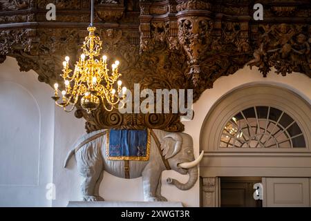 Ein Elefant hält eine riesige barocke Pfeifenorgel in der historischen vor Frelsers Kirke in Kopenhagen, Dänemark Stockfoto