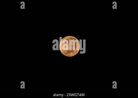 Bandung, West-Java, Indonesien. August 2024. Der erste Supermond des Jahres, auch Sturgeon Moon genannt, war am Himmel in Bandung, Indonesien, zu sehen. (Kreditbild: © Dimas Rachmatsyah/ZUMA Press Wire) NUR REDAKTIONELLE VERWENDUNG! Nicht für kommerzielle ZWECKE! Stockfoto