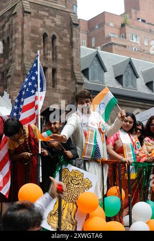 NY, USA. August 2024. NEW YORK, NY - 18. AUGUST: Die Teilnehmer feiern während der 42. India Day Parade am 18. August 2024 in New York City. Die jährliche Veranstaltung, die Indiens Unabhängigkeit würdigt, bot lebhafte Aufführungen, farbenfrohe Wagen und eine Präsentation der indischen Kultur und des kulturellen Erbes. Foto: Luiz Rampelotto/EuropaNewswire. (Kreditbild: © Luiz Rampelotto/ZUMA Press Wire) NUR REDAKTIONELLE VERWENDUNG! Nicht für kommerzielle ZWECKE! Stockfoto