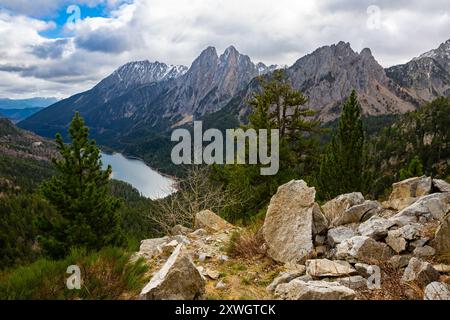 Blick von oben auf Els Encantats floss in der Schlucht in Estany de Sant Maurici in Espot in Spanien Stockfoto