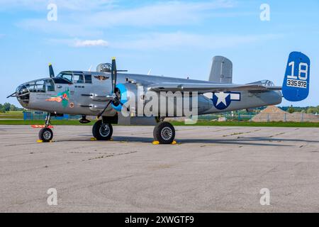 US-amerikanische B-25J, US-amerikanische B-25 Mitchell Mittelbomberflugzeug aus dem Zweiten Weltkrieg, B25 Jagdflugzeug, Maid in the Shade, USAF 1944 Stockfoto