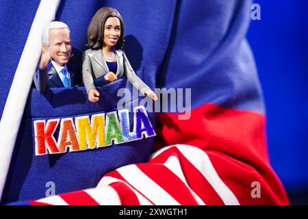 Chicago, USA. August 2024. Ein Mann trägt eine Jacke mit der Aufschrift „Kamala“ und hat Puppen von Präsident Joe Biden und Vizepräsidentin Kamala Harris in der Tasche während des ersten Tages der Democratic National Convention 2024, die am 19. August 2024 im United Center in Chicago, Illinois, stattfand. (Foto: Nathan Howard/SIPA USA) Credit: SIPA USA/Alamy Live News Stockfoto