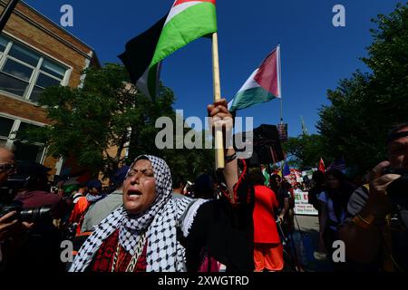 Chicago, Usa. August 2024. Demonstranten marschieren während der Democratic National Convention 2024 in Chicago, Illinois, am Montag, den 19. August 2024. Foto: Paul Beaty/UPI Credit: UPI/Alamy Live News Stockfoto