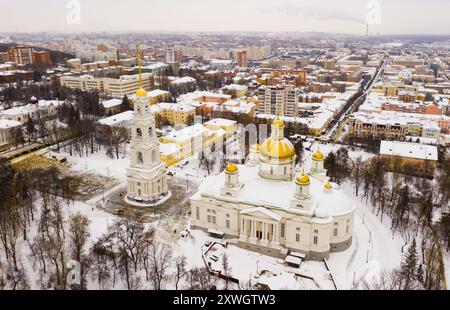 Luftaufnahme der schneebedeckten Penza mit Blick auf die Spassky-Kathedrale Stockfoto