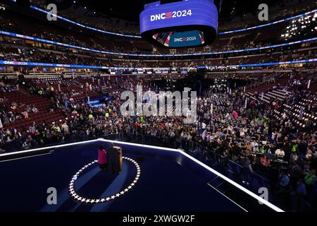 Chicago, Usa. August 2024. Minyon Moore, Vorsitzender des Democratic National Convention Committee 2024, und Jaime R. Harrison, Vorsitzender des Democratic National Committee, eröffnen am Montag, den 19. August im United Center in Chicago, Illinois, Tag 1 der Democratic National Convention (DNC). 2024. Poolfoto von Mike Segar/UPI Credit: UPI/Alamy Live News Stockfoto