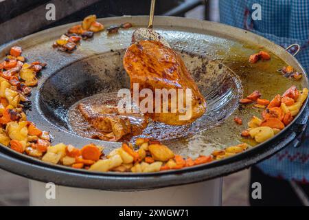 Zubereitung köstlicher mexikanischer Bergbauenchiladas. Stockfoto