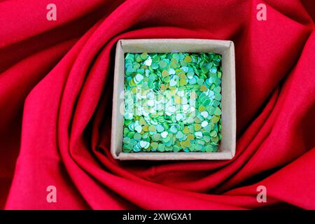 Karton mit grünen Glitzerherzen Stockfoto