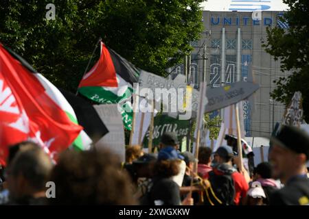 Chicago, Usa. August 2024. Demonstranten marschieren während der Democratic National Convention 2024 in Chicago, Illinois, am Montag, den 19. August 2024. Foto: Paul Beaty/UPI Credit: UPI/Alamy Live News Stockfoto